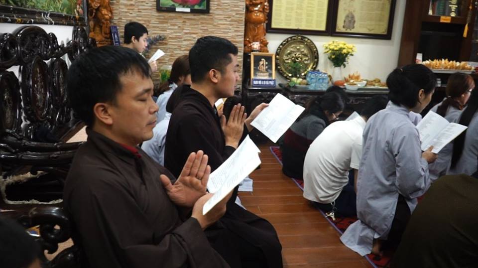 Cách Đọc Kinh Tại Nhà: Nghi Thức, Ý Nghĩa & Lưu Ý Quan Trọng cach doc kinh tai nha nghi thuc y nghia luu y quan trong 1