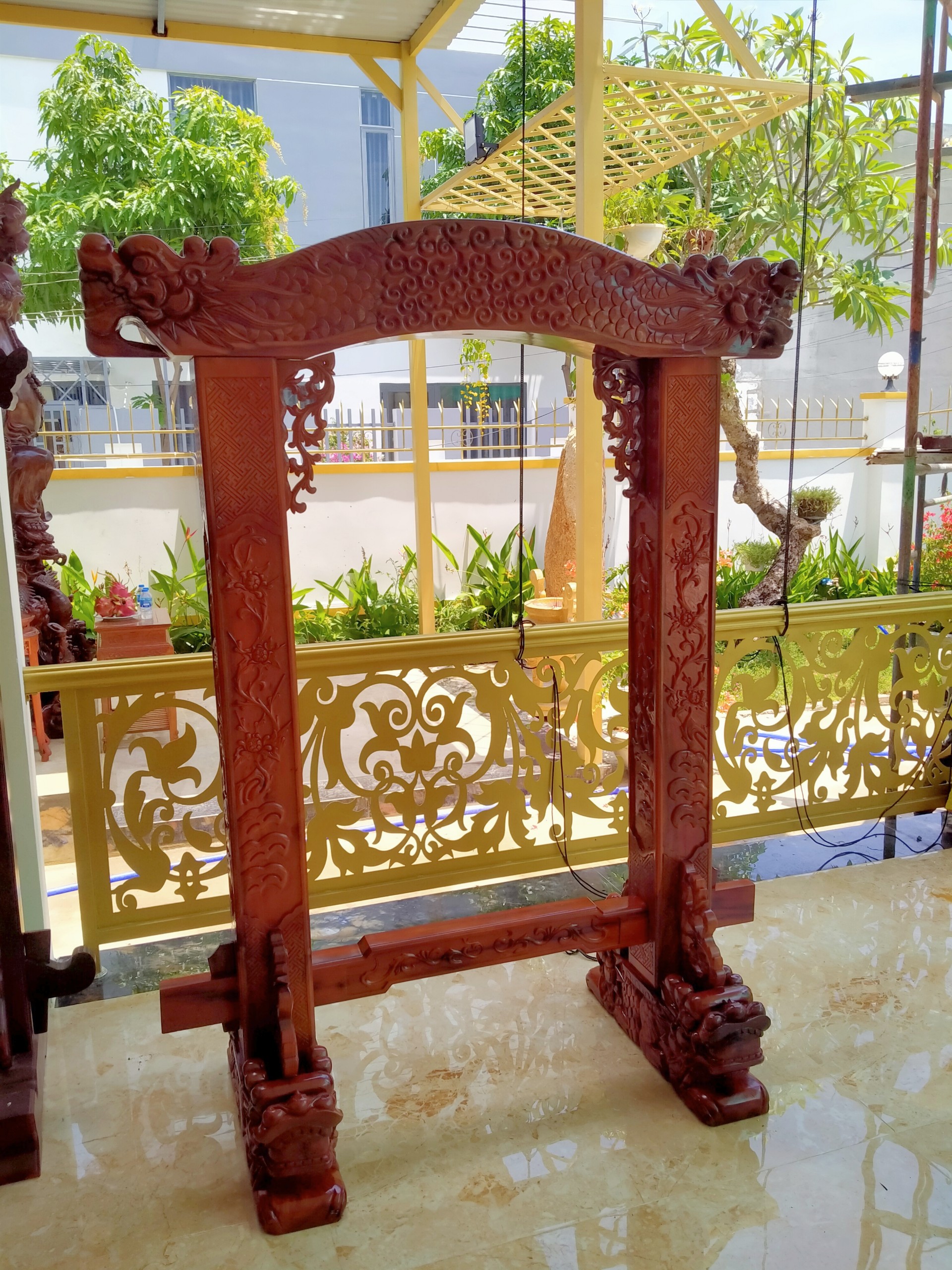 Giá Treo Chuông Đồng Là Gì? Ý Nghĩa Phong Thủy & Nghi Lễ gia treo chuong dong la gi 1
