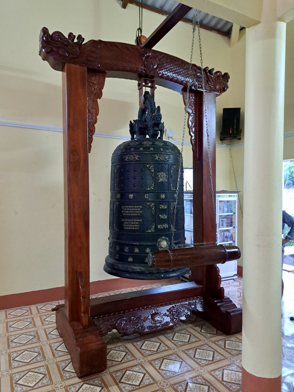 Giá Treo Chuông Đồng Là Gì? Ý Nghĩa Phong Thủy & Nghi Lễ gia treo chuong dong la gi 2