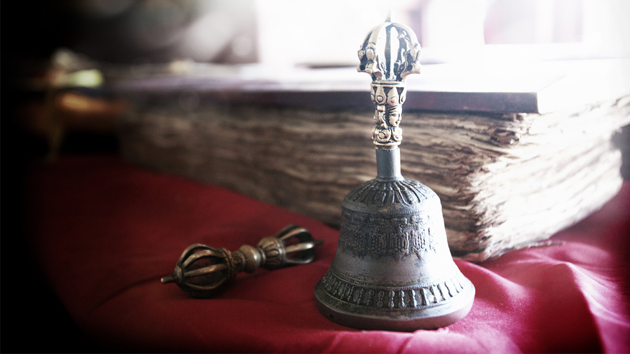 Sử dụng chuông cầm tay ở chùa
