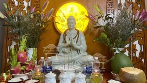 Thắp hương và lễ Phật