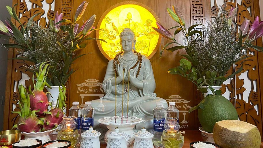 Thắp hương và lễ Phật