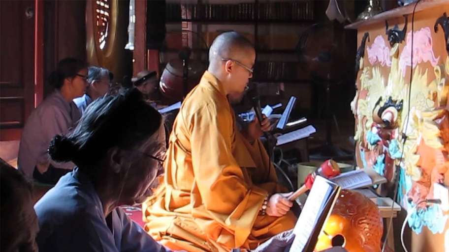 Tụng kinh tại gia có ý nghĩa gì