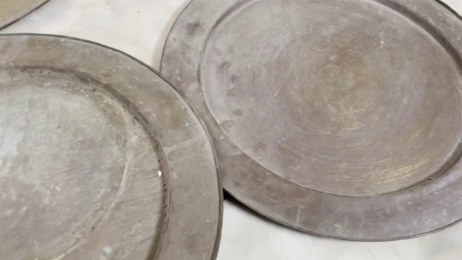 Xem kỹ phần đáy của mâm